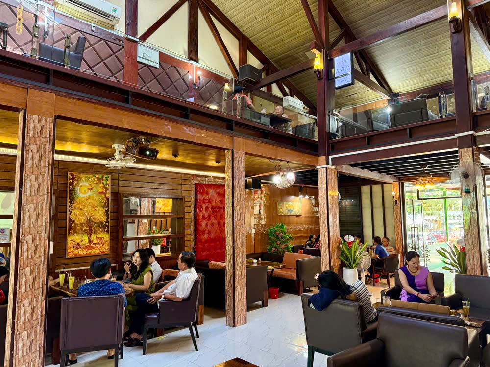 Không khí ngày khai trương